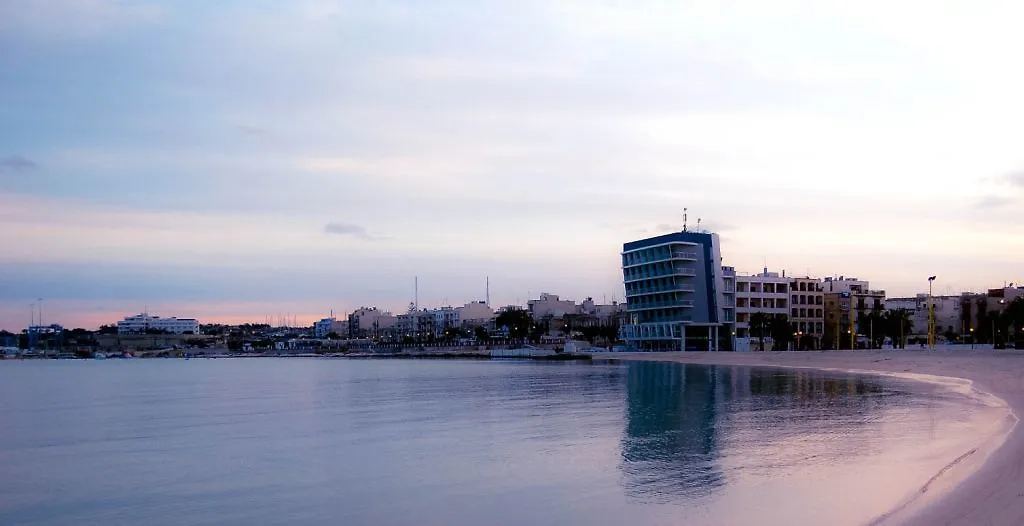 ***  Birżebbuġa Water'S Edge Hotel מלטה